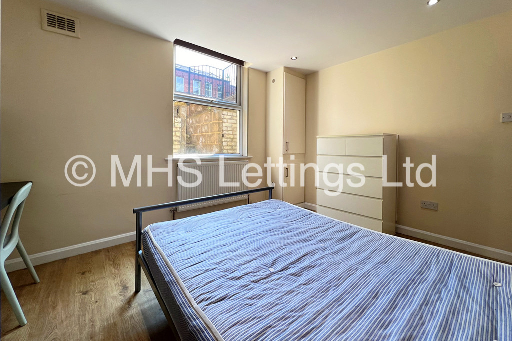 Photo of 1 Bedroom Flat in Flat B, 2 Midland Road, Leeds, LS6 1BQ