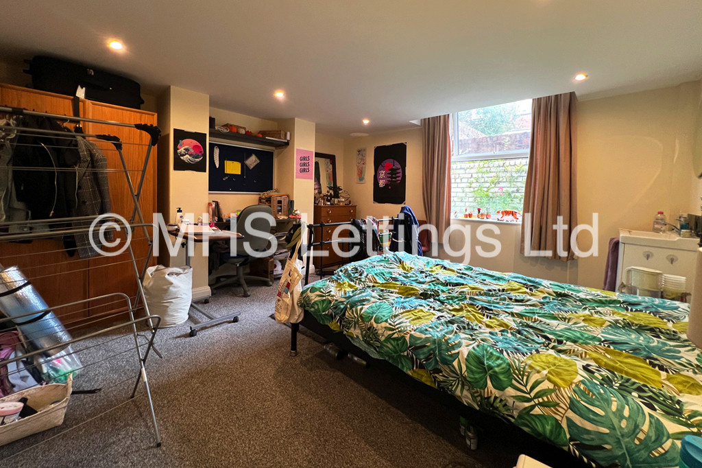Photo of 1 Bedroom Bedsit in Room 1, 4 Midland Road, Leeds, LS6 1BQ