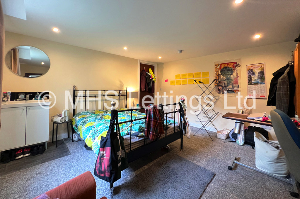 Photo of 1 Bedroom Bedsit in Room 1, 4 Midland Road, Leeds, LS6 1BQ
