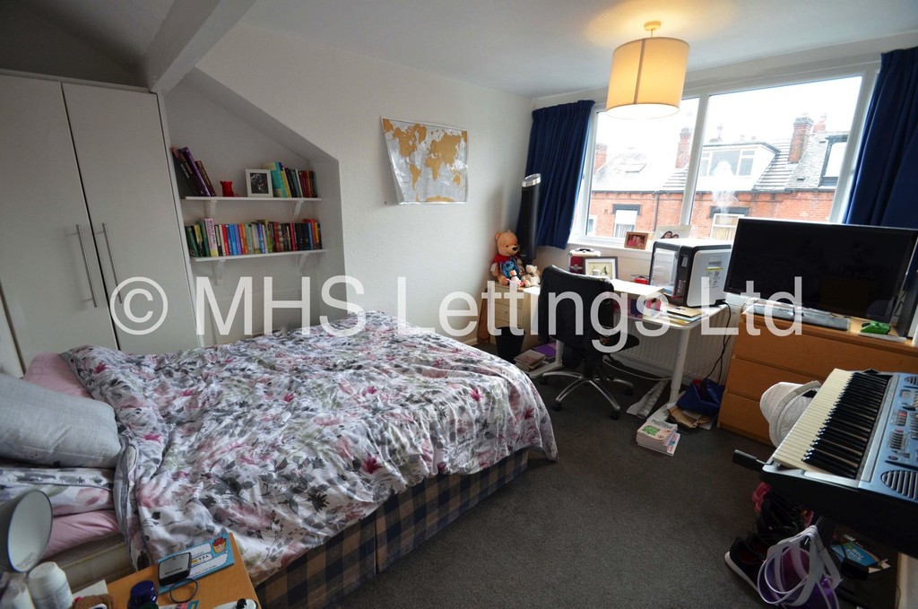 Photo of 4 Bedroom Mid Terraced House in 19 Beechwood View, Leeds, LS4 2LP