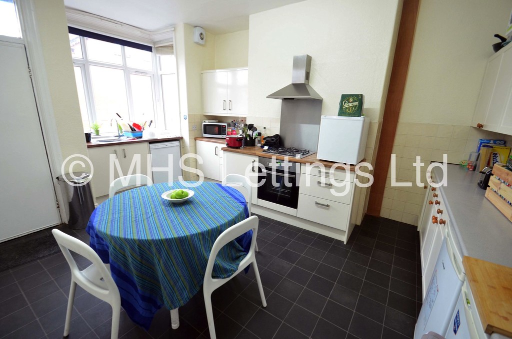 Photo of 4 Bedroom Mid Terraced House in 19 Beechwood View, Leeds, LS4 2LP