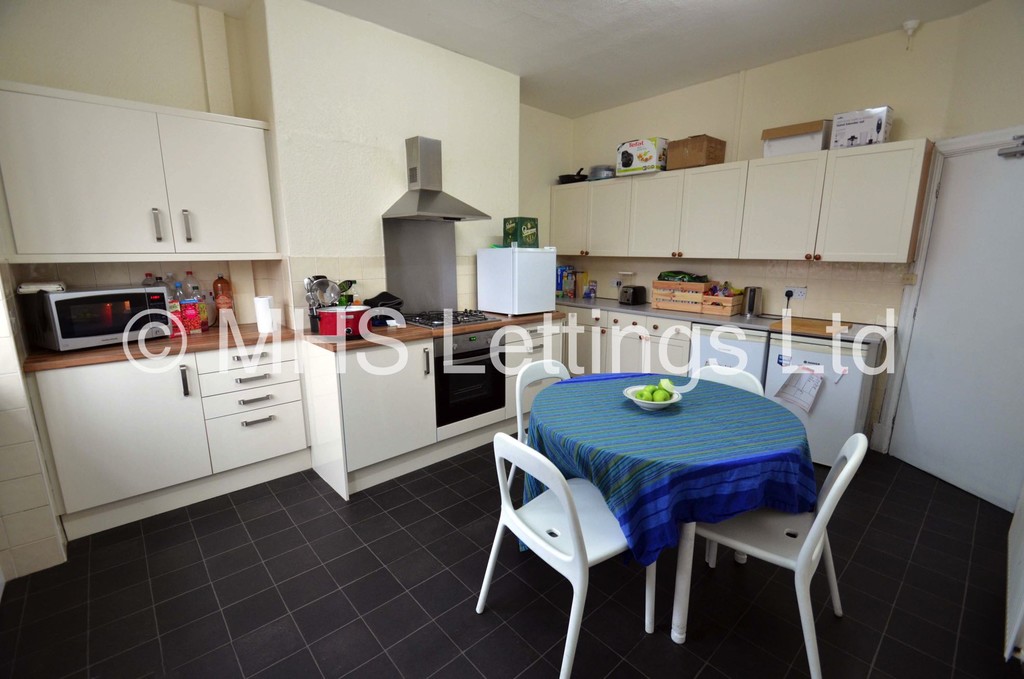 Photo of 4 Bedroom Mid Terraced House in 19 Beechwood View, Leeds, LS4 2LP