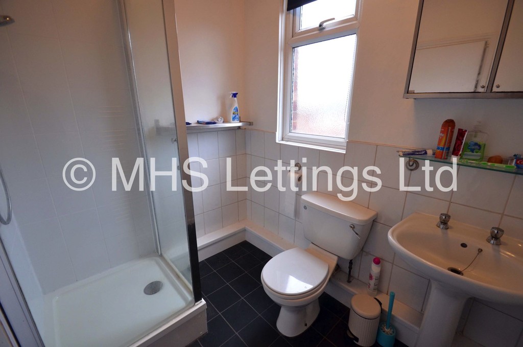 Photo of 4 Bedroom Mid Terraced House in 19 Beechwood View, Leeds, LS4 2LP