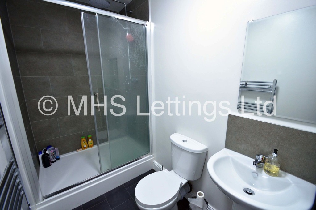 Photo of 4 Bedroom Mid Terraced House in 19 Beechwood View, Leeds, LS4 2LP