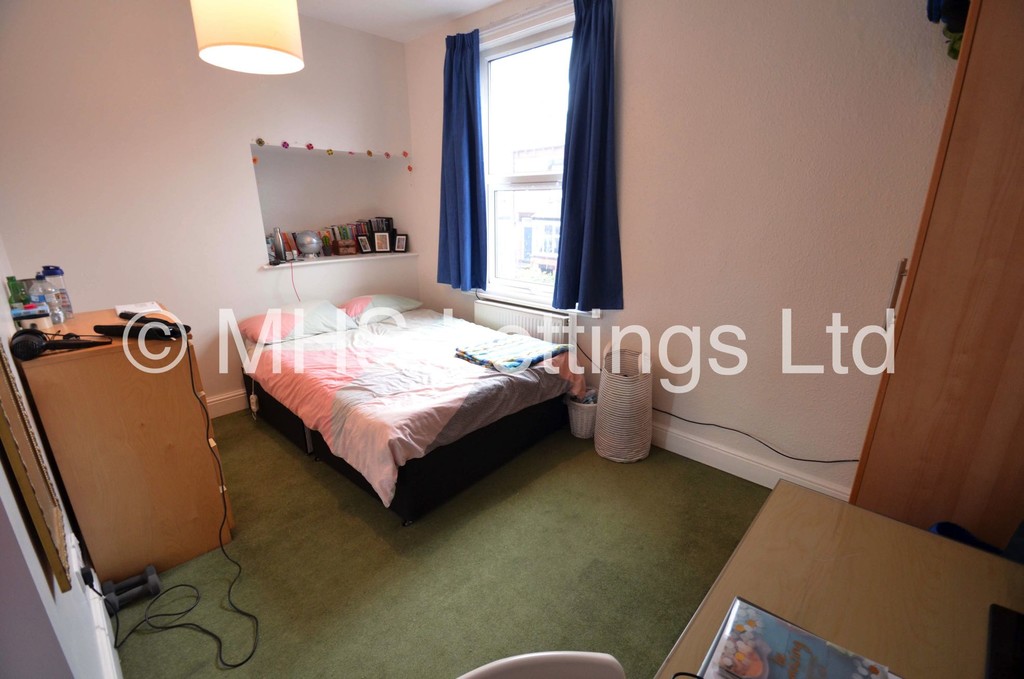 Photo of 4 Bedroom Mid Terraced House in 19 Beechwood View, Leeds, LS4 2LP