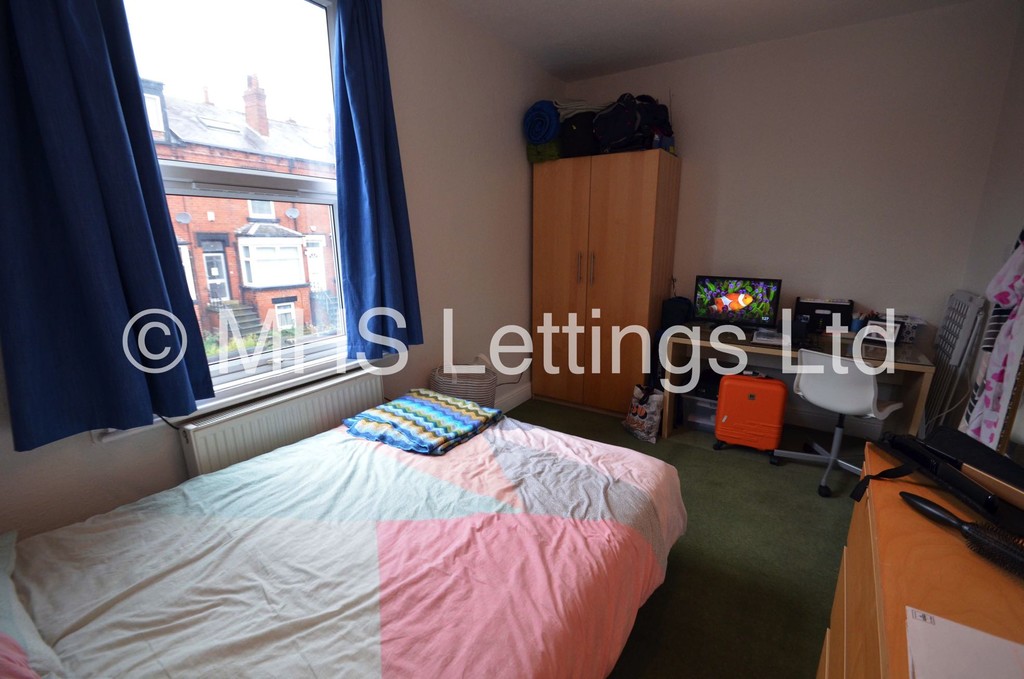 Photo of 4 Bedroom Mid Terraced House in 19 Beechwood View, Leeds, LS4 2LP