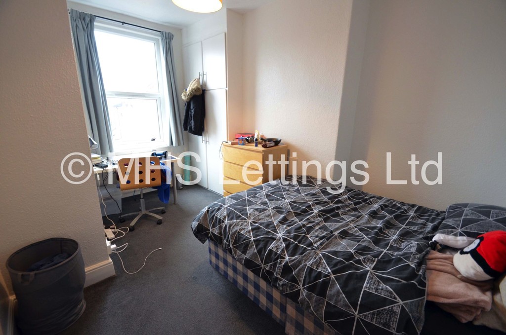Photo of 4 Bedroom Mid Terraced House in 19 Beechwood View, Leeds, LS4 2LP