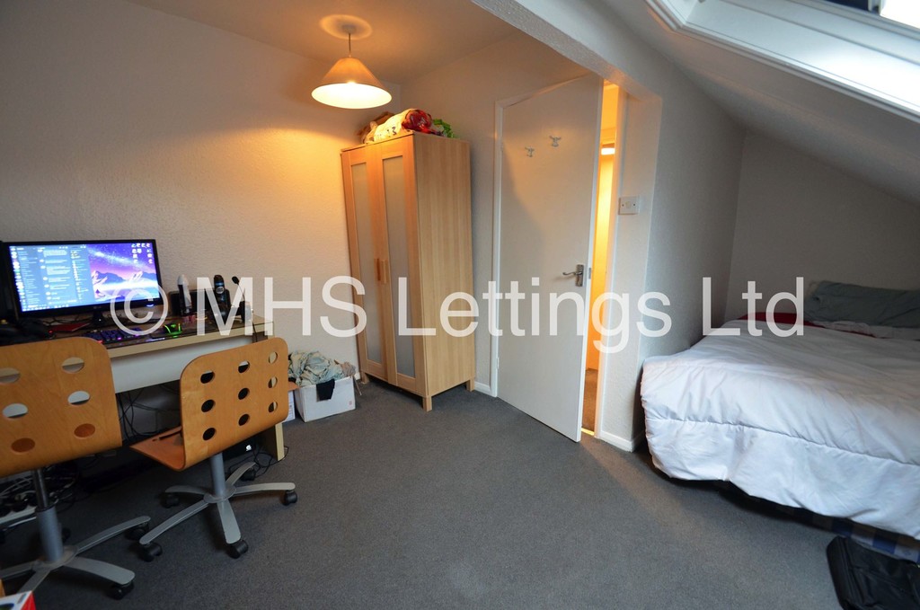 Photo of 4 Bedroom Mid Terraced House in 19 Beechwood View, Leeds, LS4 2LP