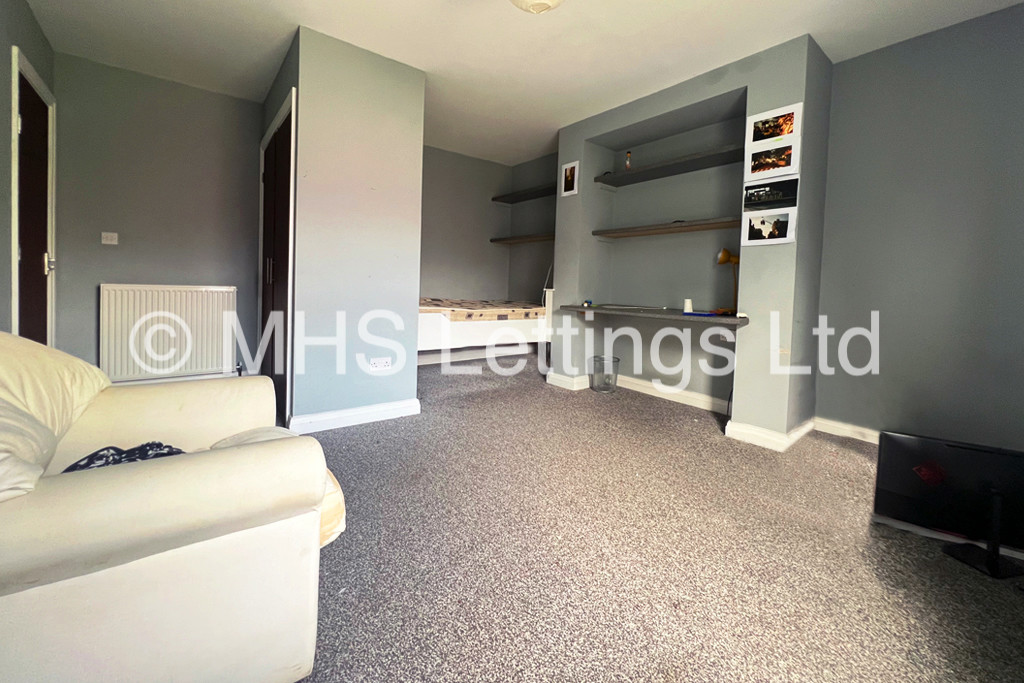 Photo of 1 Bedroom Bedsit in Room 7, 4 Midland Road, Leeds, LS6 1BQ