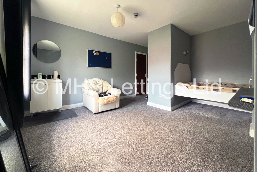 Photo of 1 Bedroom Bedsit in Room 7, 4 Midland Road, Leeds, LS6 1BQ