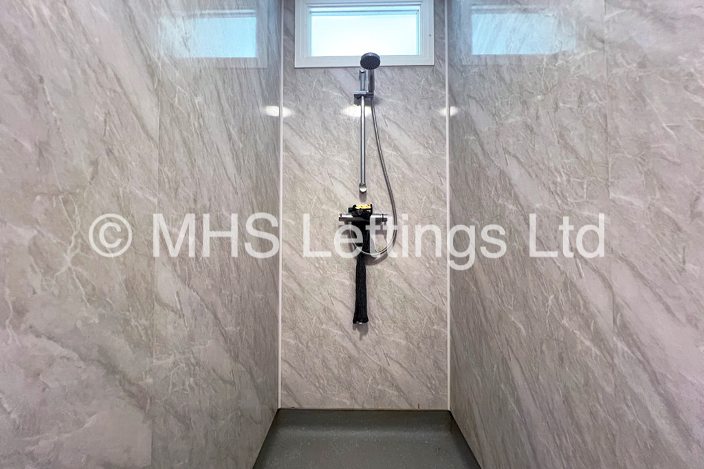 Photo of 1 Bedroom Bedsit in Room 7, 4 Midland Road, Leeds, LS6 1BQ