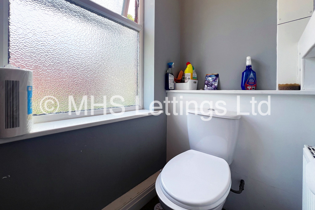 Photo of 1 Bedroom Bedsit in Room 7, 4 Midland Road, Leeds, LS6 1BQ