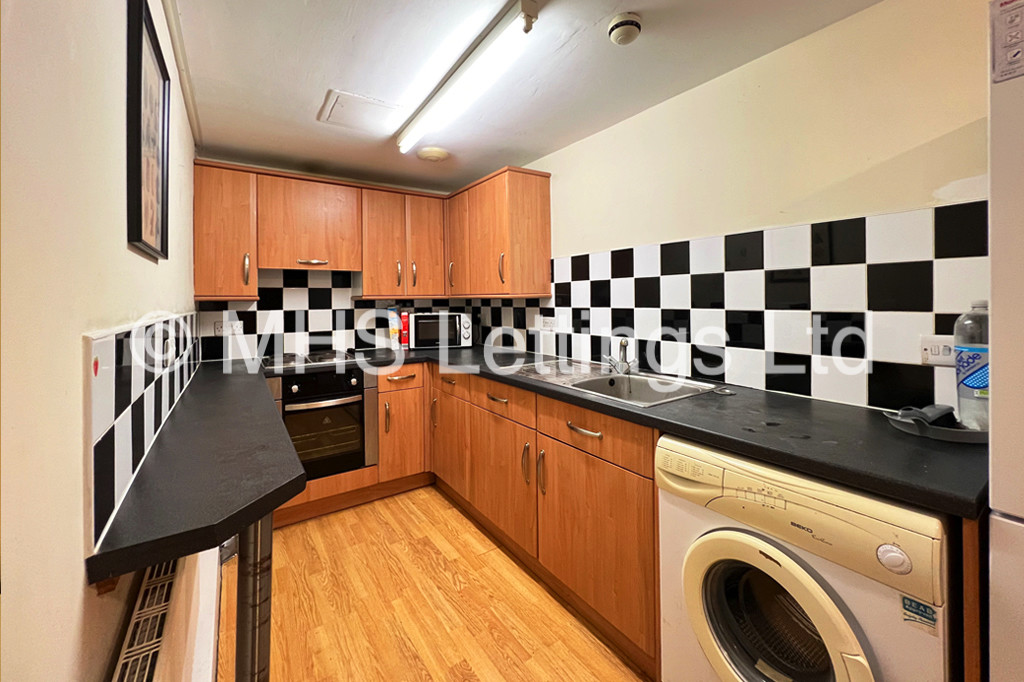 Photo of 1 Bedroom Flat in Garden Flat, 239 Hyde Park Road, Leeds, LS6 1AG