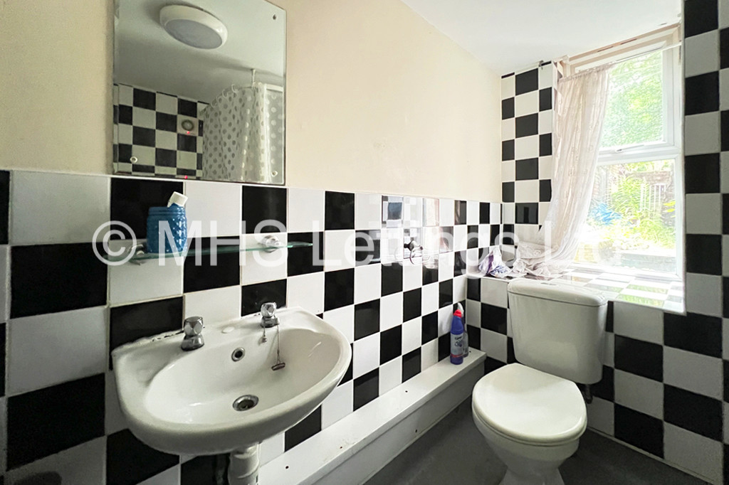 Photo of 1 Bedroom Flat in Garden Flat, 239 Hyde Park Road, Leeds, LS6 1AG