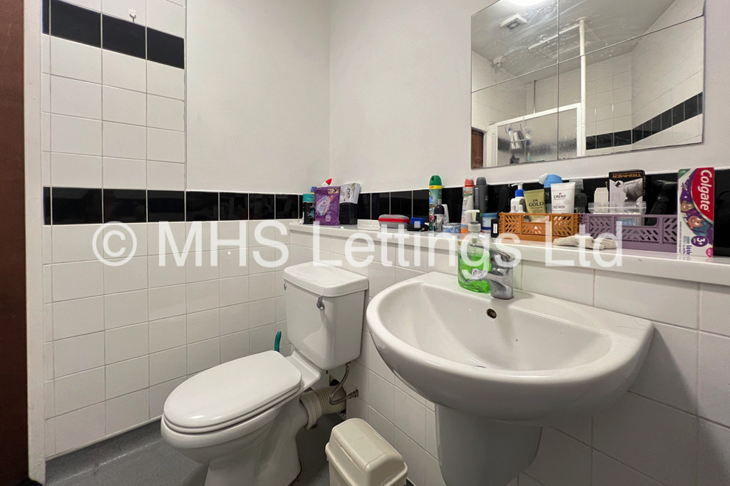 Photo of 1 Bedroom Flat in Flat 1, 30 Hyde Park Terrace, Leeds, LS6 1BJ