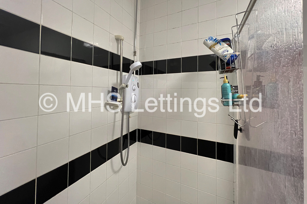 Photo of 1 Bedroom Flat in Flat 1, 30 Hyde Park Terrace, Leeds, LS6 1BJ
