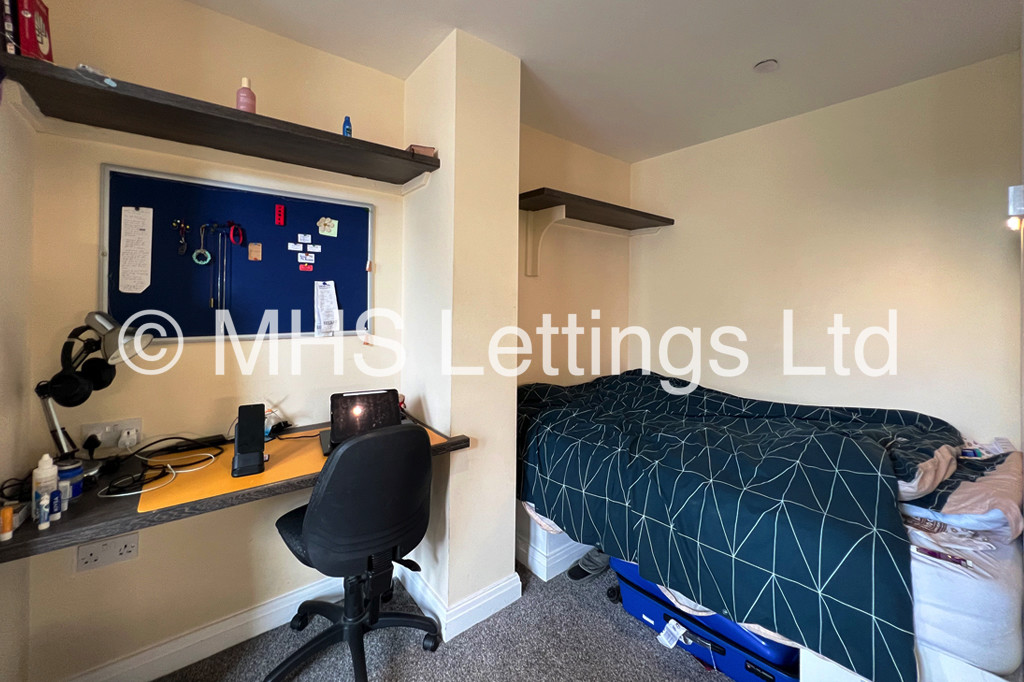 Photo of 1 Bedroom Bedsit in Room 4, 4 Midland Road, Leeds, LS6 1BQ