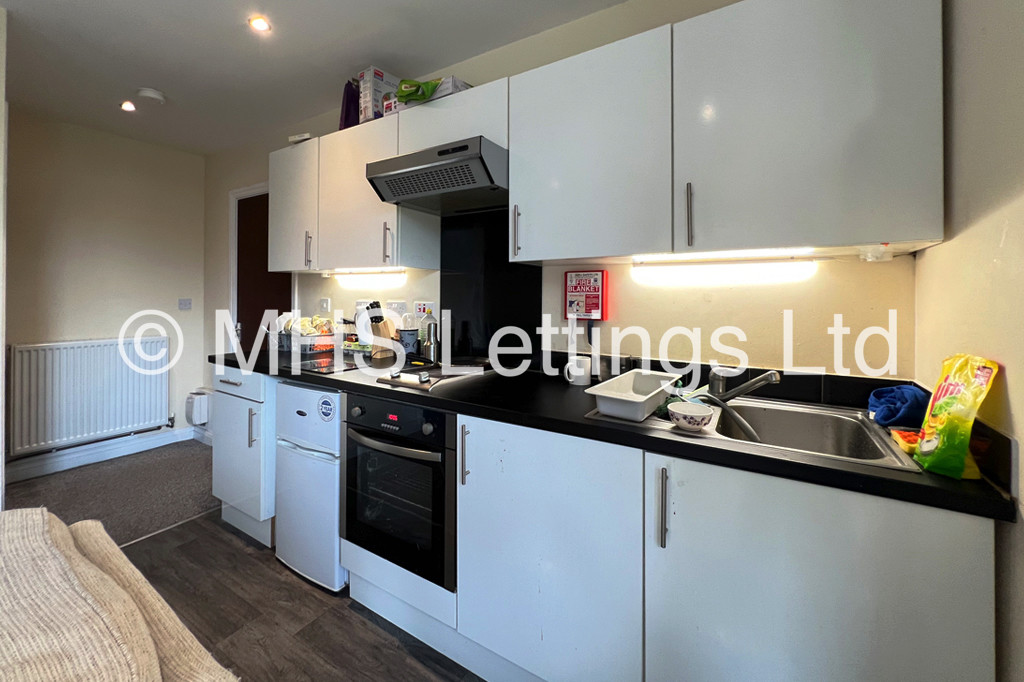 Photo of 1 Bedroom Bedsit in Room 4, 4 Midland Road, Leeds, LS6 1BQ