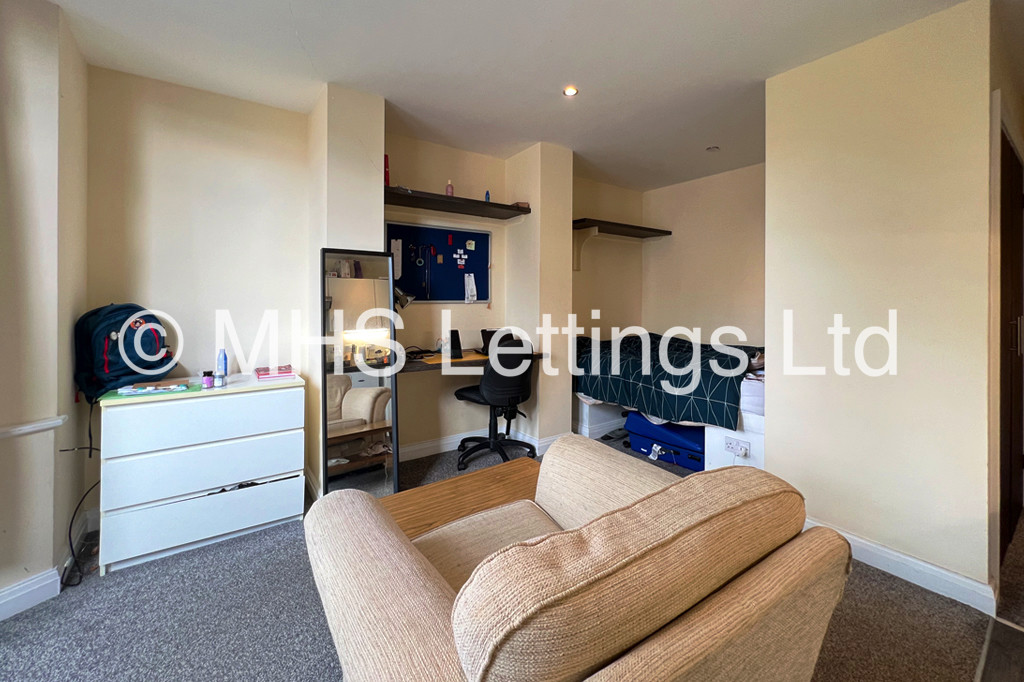 Photo of 1 Bedroom Bedsit in Room 4, 4 Midland Road, Leeds, LS6 1BQ