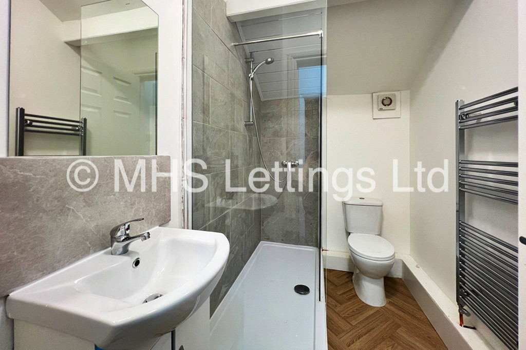 Photo of 5 Bedroom Mid Terraced House in 33 Broomfield Crescent, Leeds, LS6 3DD