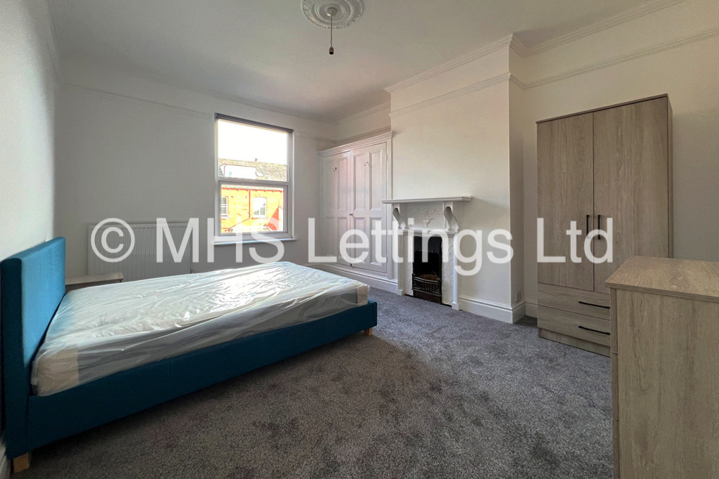 Photo of 5 Bedroom Mid Terraced House in 33 Broomfield Crescent, Leeds, LS6 3DD