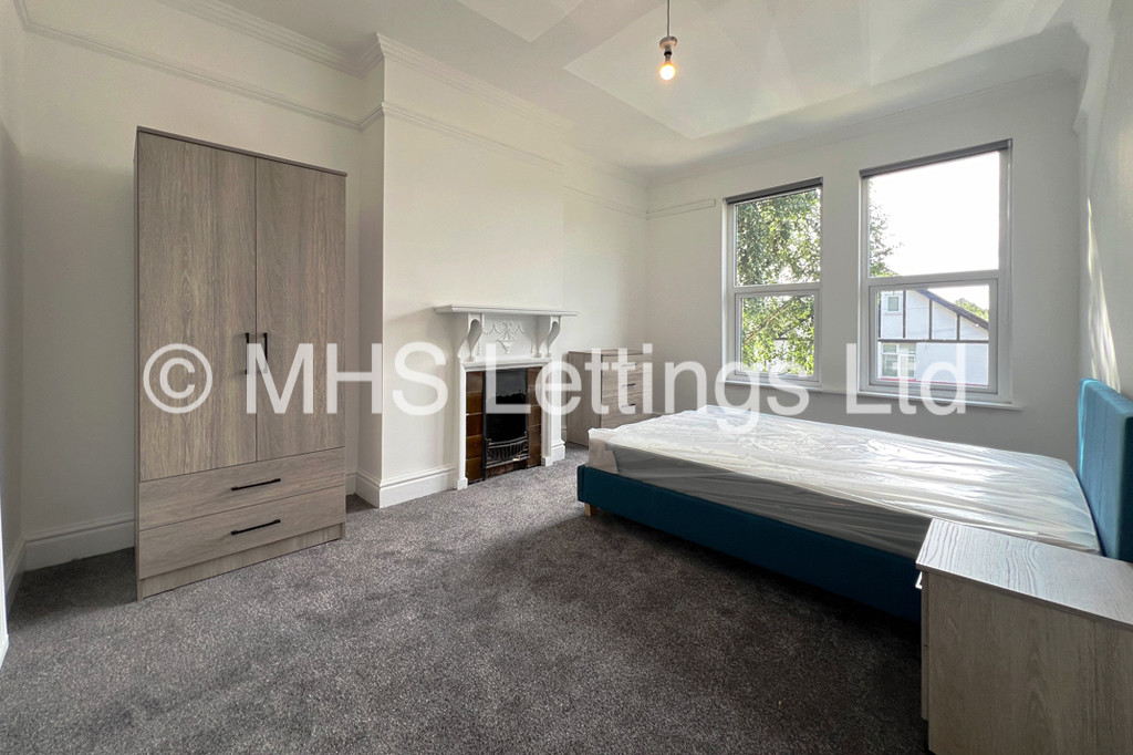 Photo of 5 Bedroom Mid Terraced House in 33 Broomfield Crescent, Leeds, LS6 3DD