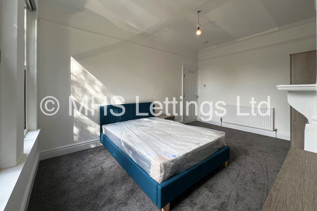 Photo of 5 Bedroom Mid Terraced House in 33 Broomfield Crescent, Leeds, LS6 3DD