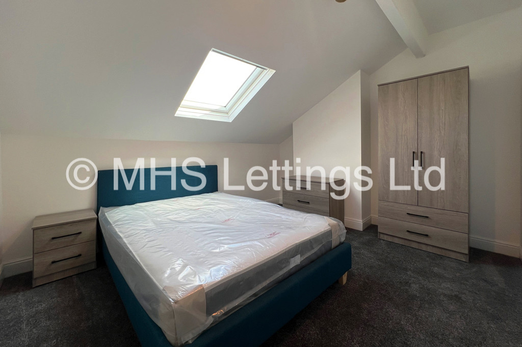 Photo of 5 Bedroom Mid Terraced House in 33 Broomfield Crescent, Leeds, LS6 3DD