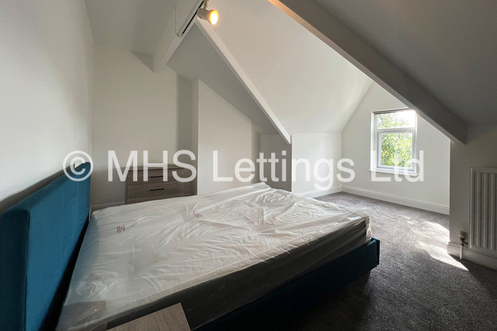 Photo of 5 Bedroom Mid Terraced House in 33 Broomfield Crescent, Leeds, LS6 3DD