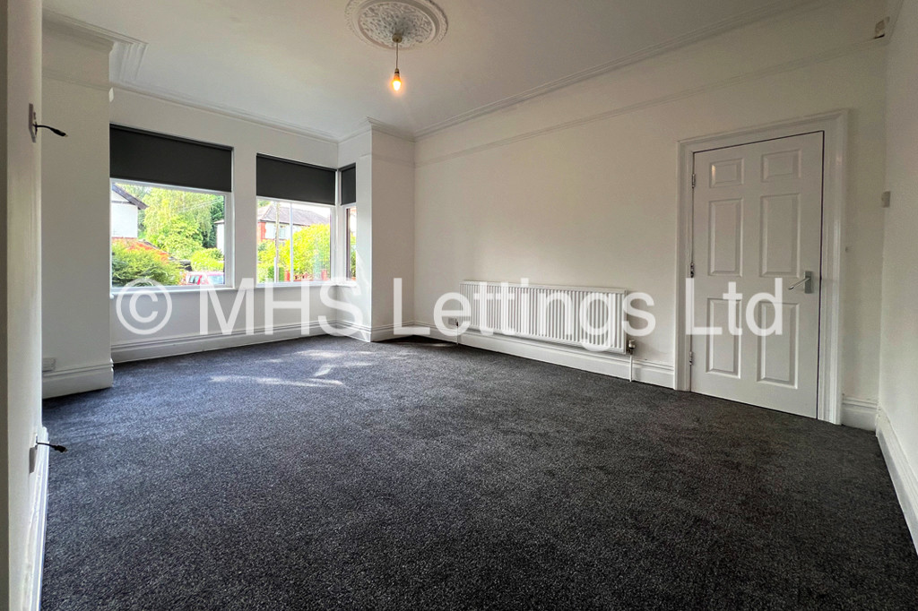 Photo of 5 Bedroom Mid Terraced House in 33 Broomfield Crescent, Leeds, LS6 3DD