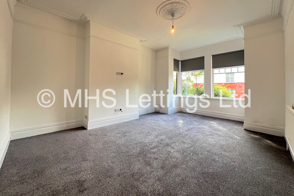 Photo of 5 Bedroom Mid Terraced House in 33 Broomfield Crescent, Leeds, LS6 3DD