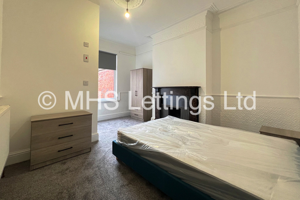 Photo of 5 Bedroom Mid Terraced House in 33 Broomfield Crescent, Leeds, LS6 3DD