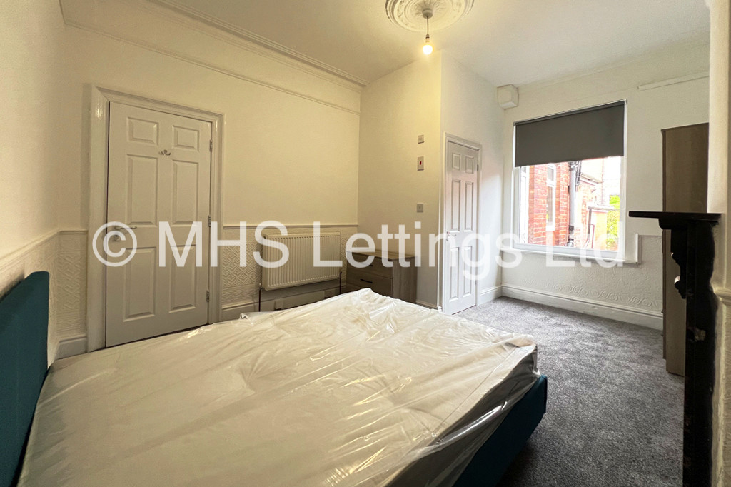 Photo of 5 Bedroom Mid Terraced House in 33 Broomfield Crescent, Leeds, LS6 3DD