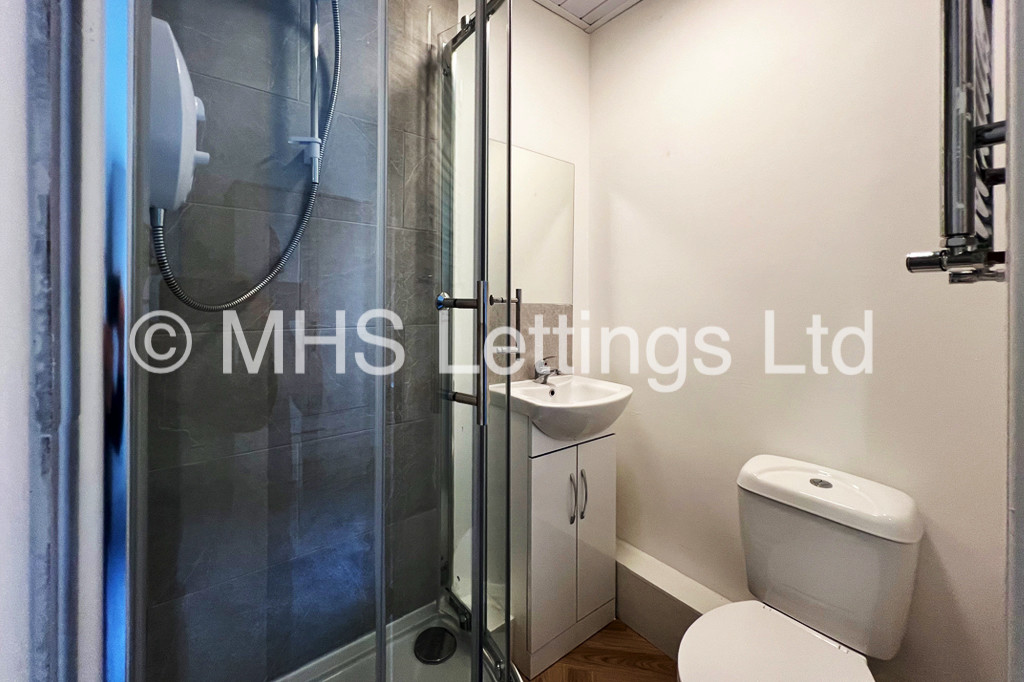 Photo of 5 Bedroom Mid Terraced House in 33 Broomfield Crescent, Leeds, LS6 3DD