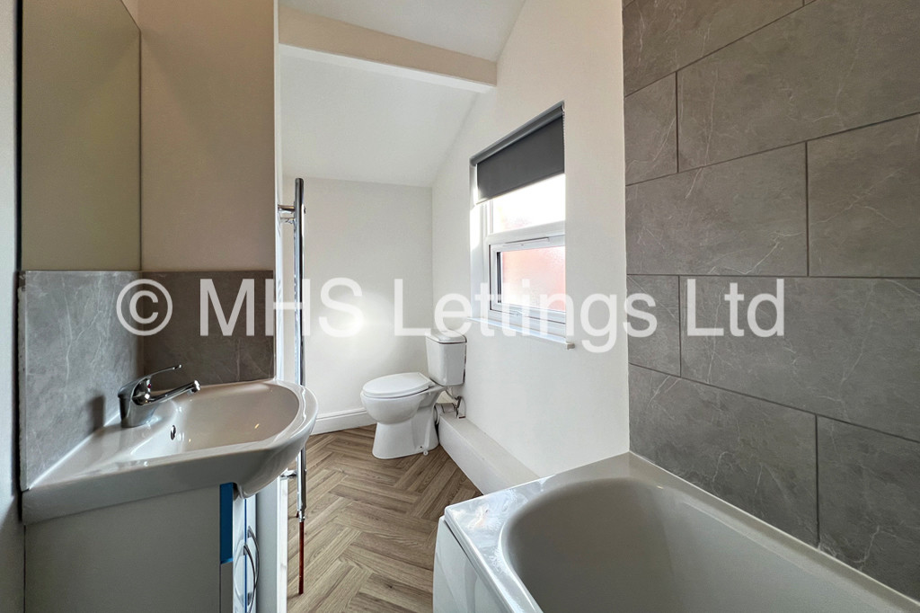 Photo of 5 Bedroom Mid Terraced House in 33 Broomfield Crescent, Leeds, LS6 3DD