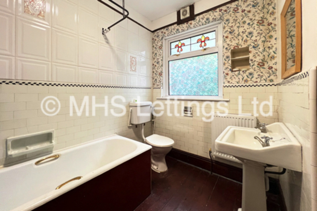 Photo of 2 Bedroom Flat in Flat 1, Sefton Court, 133 Otley Road, Leeds, LS6 3PY
