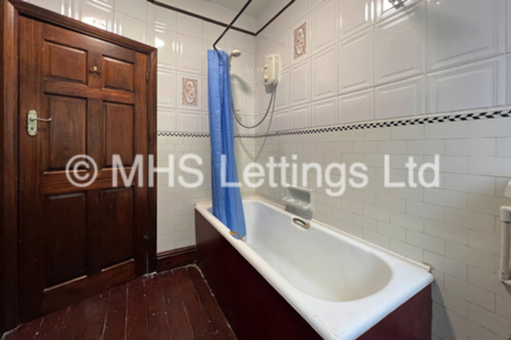 Photo of 2 Bedroom Flat in Flat 1, Sefton Court, 133 Otley Road, Leeds, LS6 3PY