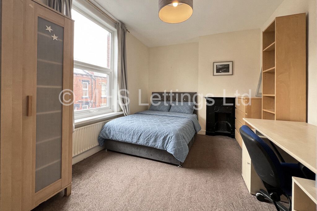 Photo of 4 Bedroom End Terraced House in 2 Thornville Row, Leeds, LS6 1JN