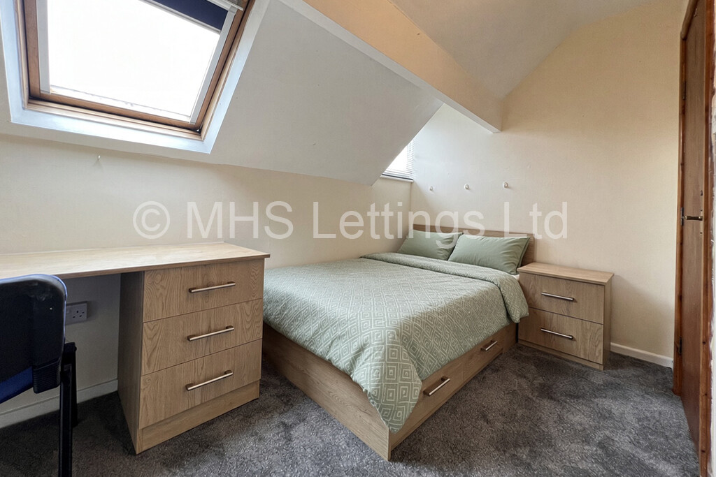 Photo of 4 Bedroom End Terraced House in 2 Thornville Row, Leeds, LS6 1JN