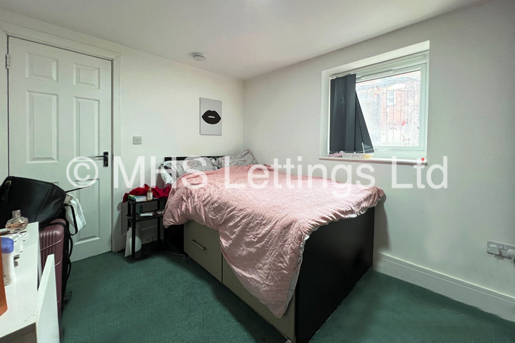 Photo of 1 Bedroom Flat in Basement Flat, 2 Grosvenor Road, Leeds, LS6 2DZ