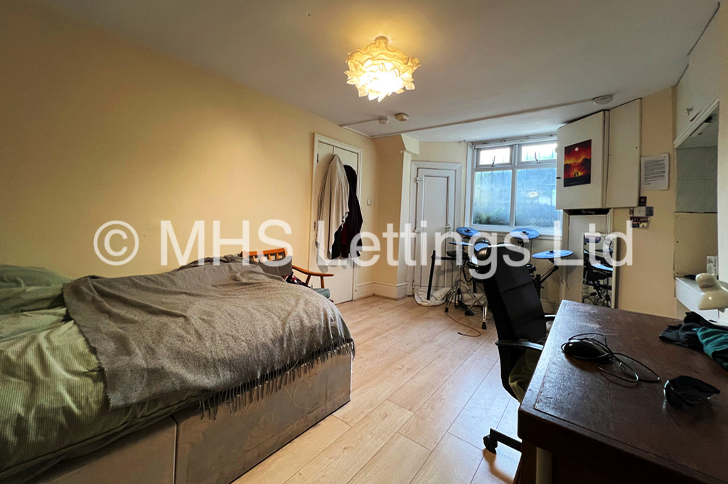 Photo of 6 Bedroom Mid Terraced House in 15 Ebor Place, Leeds, LS6 1NR
