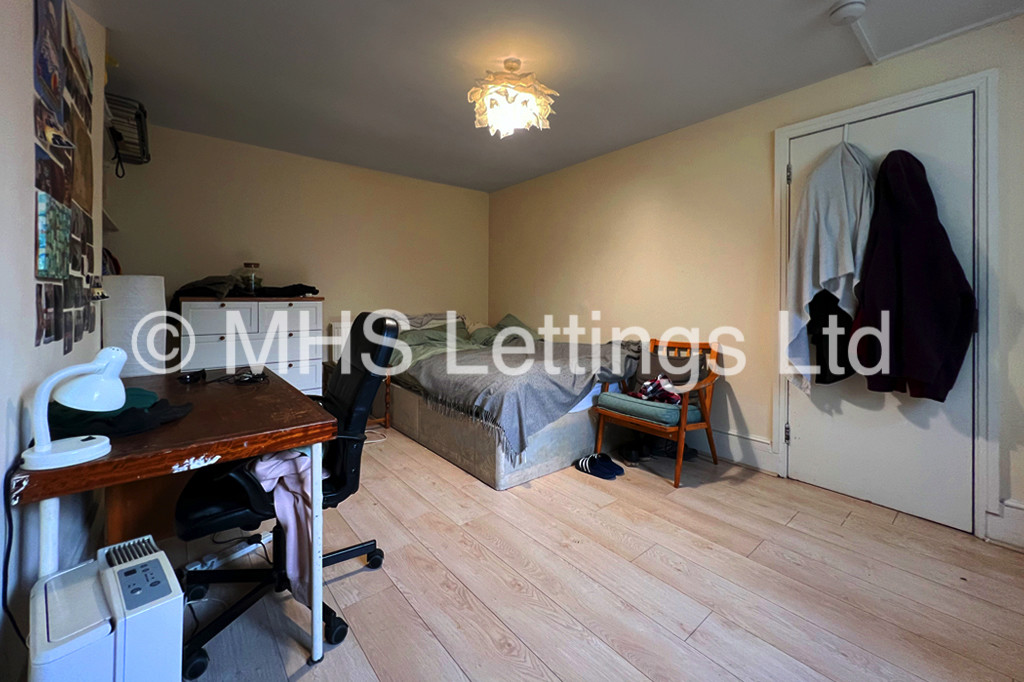 Photo of 6 Bedroom Mid Terraced House in 15 Ebor Place, Leeds, LS6 1NR