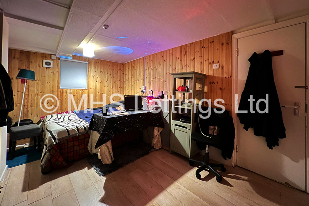 Photo of 6 Bedroom Mid Terraced House in 15 Ebor Place, Leeds, LS6 1NR