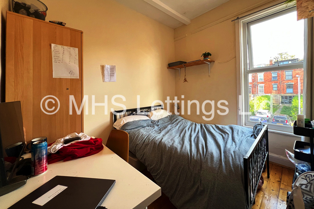Photo of 6 Bedroom Mid Terraced House in 15 Ebor Place, Leeds, LS6 1NR