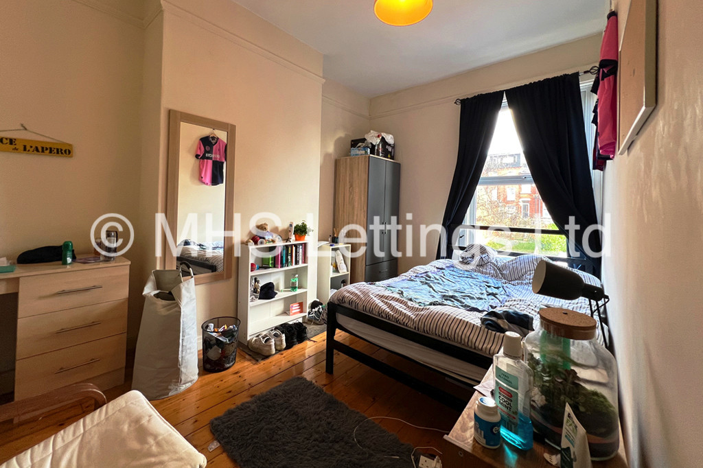Photo of 6 Bedroom Mid Terraced House in 15 Ebor Place, Leeds, LS6 1NR