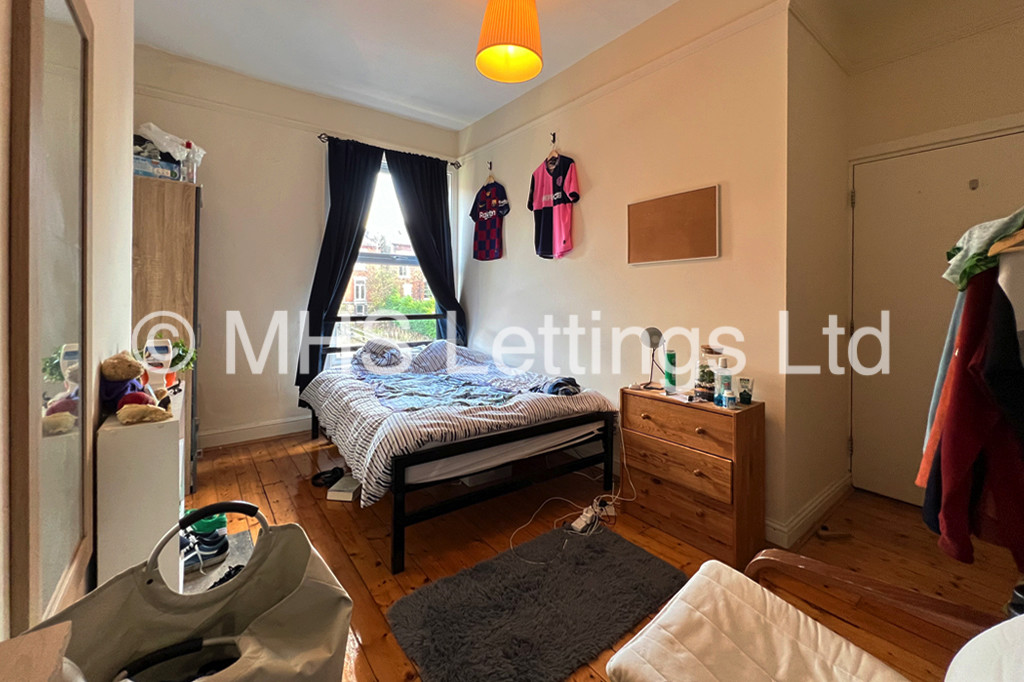 Photo of 6 Bedroom Mid Terraced House in 15 Ebor Place, Leeds, LS6 1NR