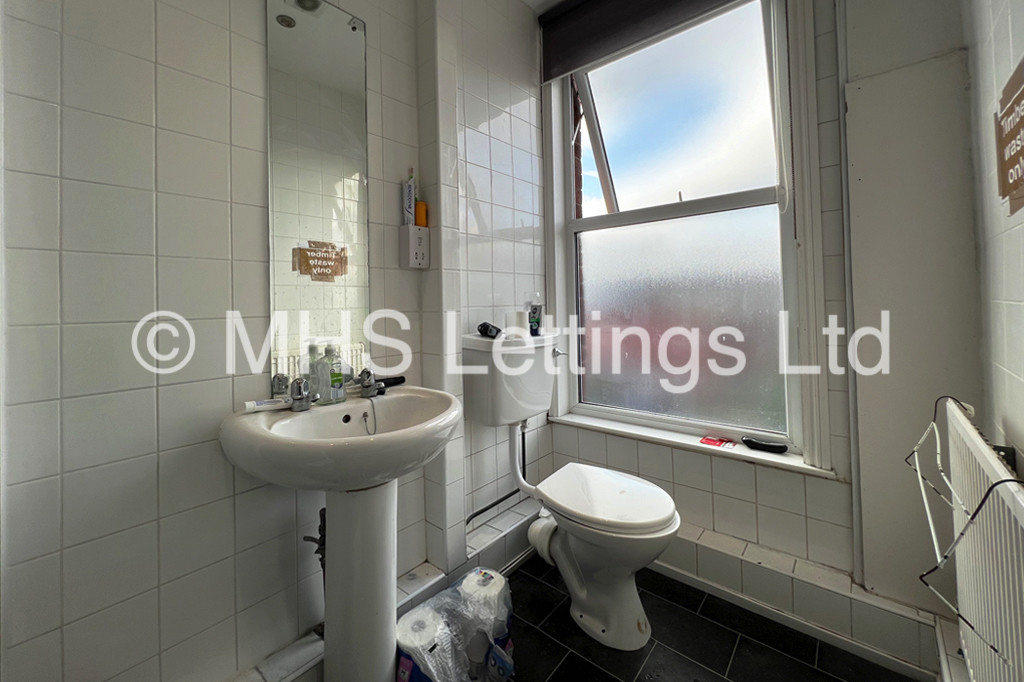 Photo of 6 Bedroom Mid Terraced House in 15 Ebor Place, Leeds, LS6 1NR