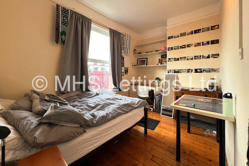 Photo of 6 Bedroom Mid Terraced House in 15 Ebor Place, Leeds, LS6 1NR