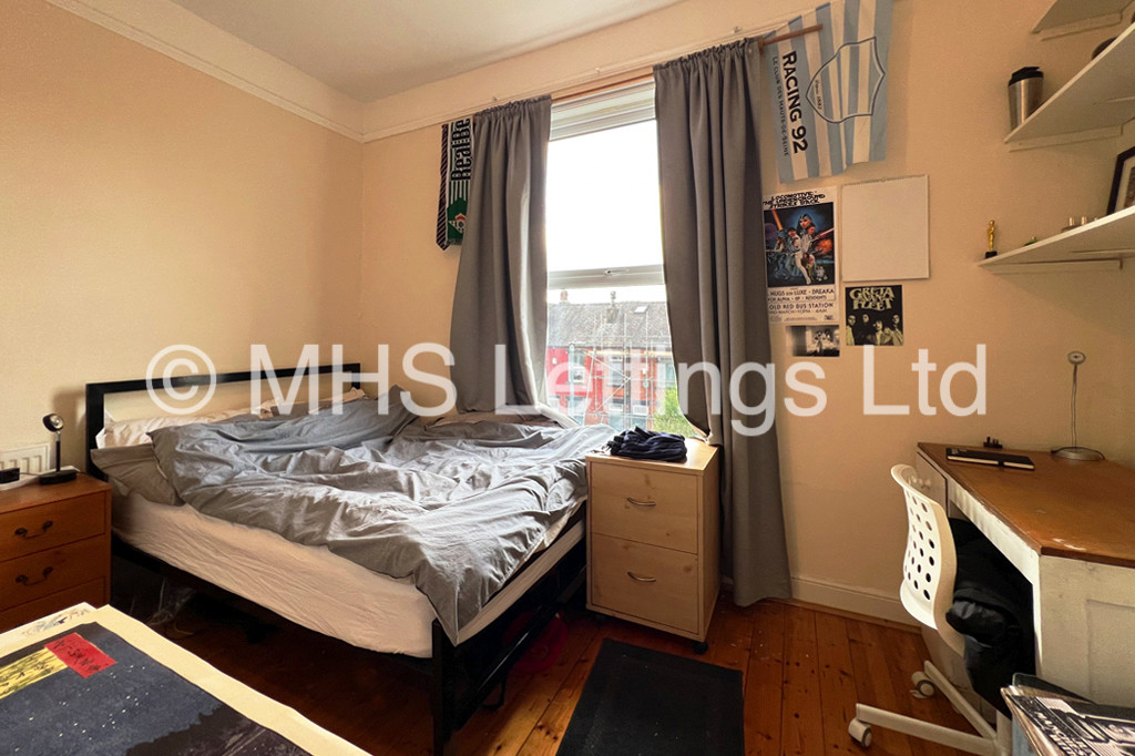 Photo of 6 Bedroom Mid Terraced House in 15 Ebor Place, Leeds, LS6 1NR