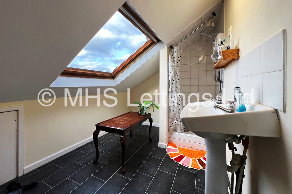 Photo of 6 Bedroom Mid Terraced House in 15 Ebor Place, Leeds, LS6 1NR
